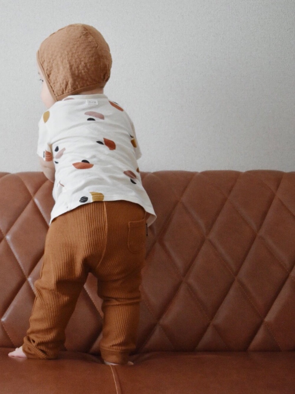 「キッズコーデ、男の子コーデ、ベビーコーデ、ベビー、ベビーファッション、ベビー服、バースデイ、オーガニックズー、クインシーメイ、ボンネット」｜「organiczooのアイテム（Tシャツ/カットソー、ベージュ系）」を使った、yuiさん（キッズ・70cm）の秋コーディネートの1枚目の写真