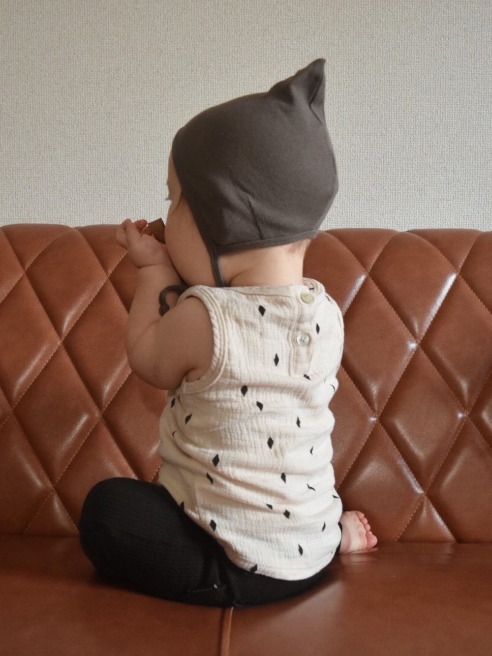 「ベビーコーデ、ベビー、ベビーファッション、ベビー服、クインシーメイ、子供服、キッズファッション、キッズコーデ、ボンネット、バースデイ」｜「quincymaeのアイテム（トップス、ベージュ系）」を使った、yuiさん（キッズ・70cm）の秋コーディネートの1枚目の写真