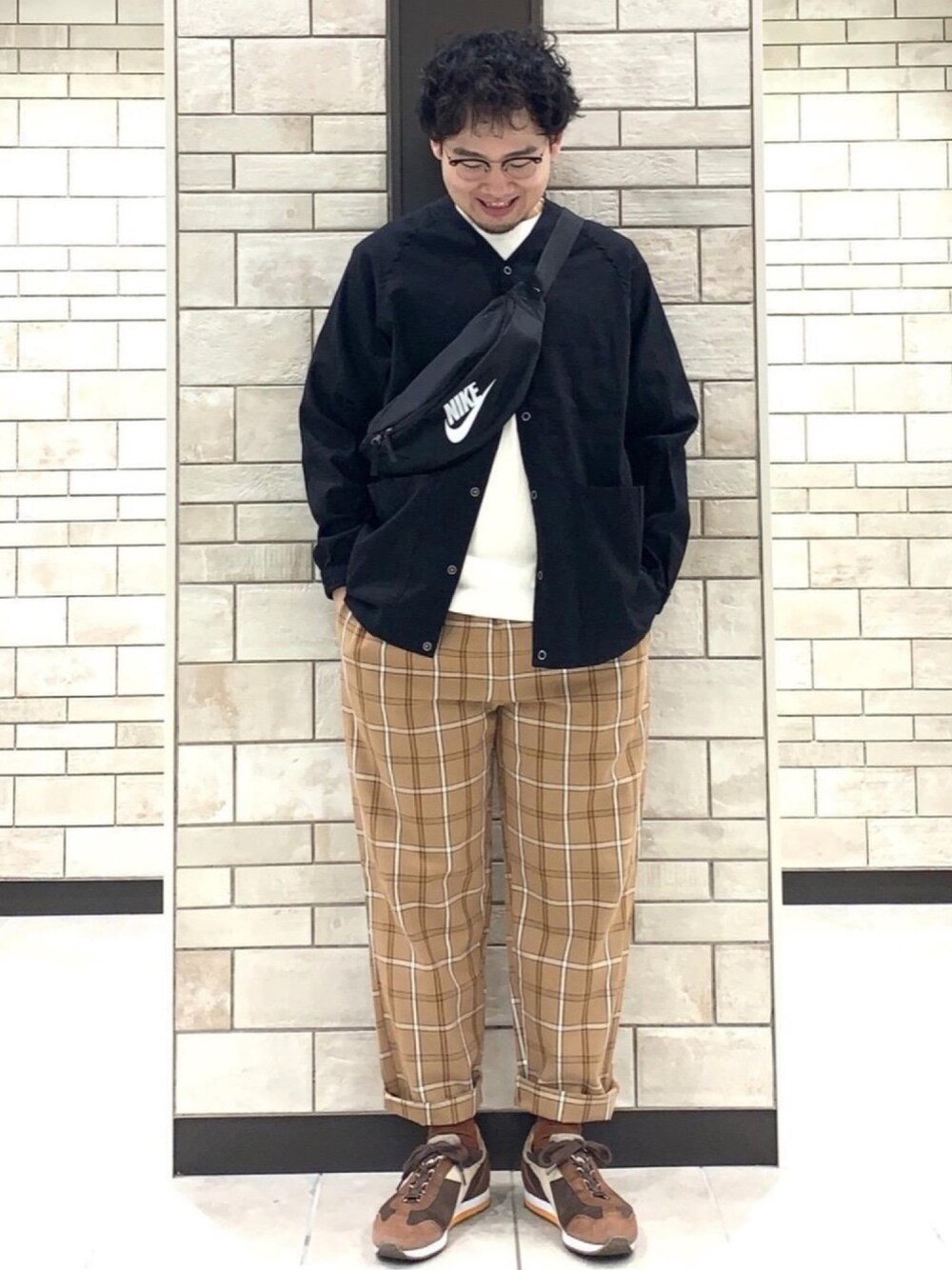 ホワイト系のTシャツ/カットソー、ブラウン系のその他パンツ、ブラック系のブルゾンを着用したメンズの春コーディネートの1枚目の写真