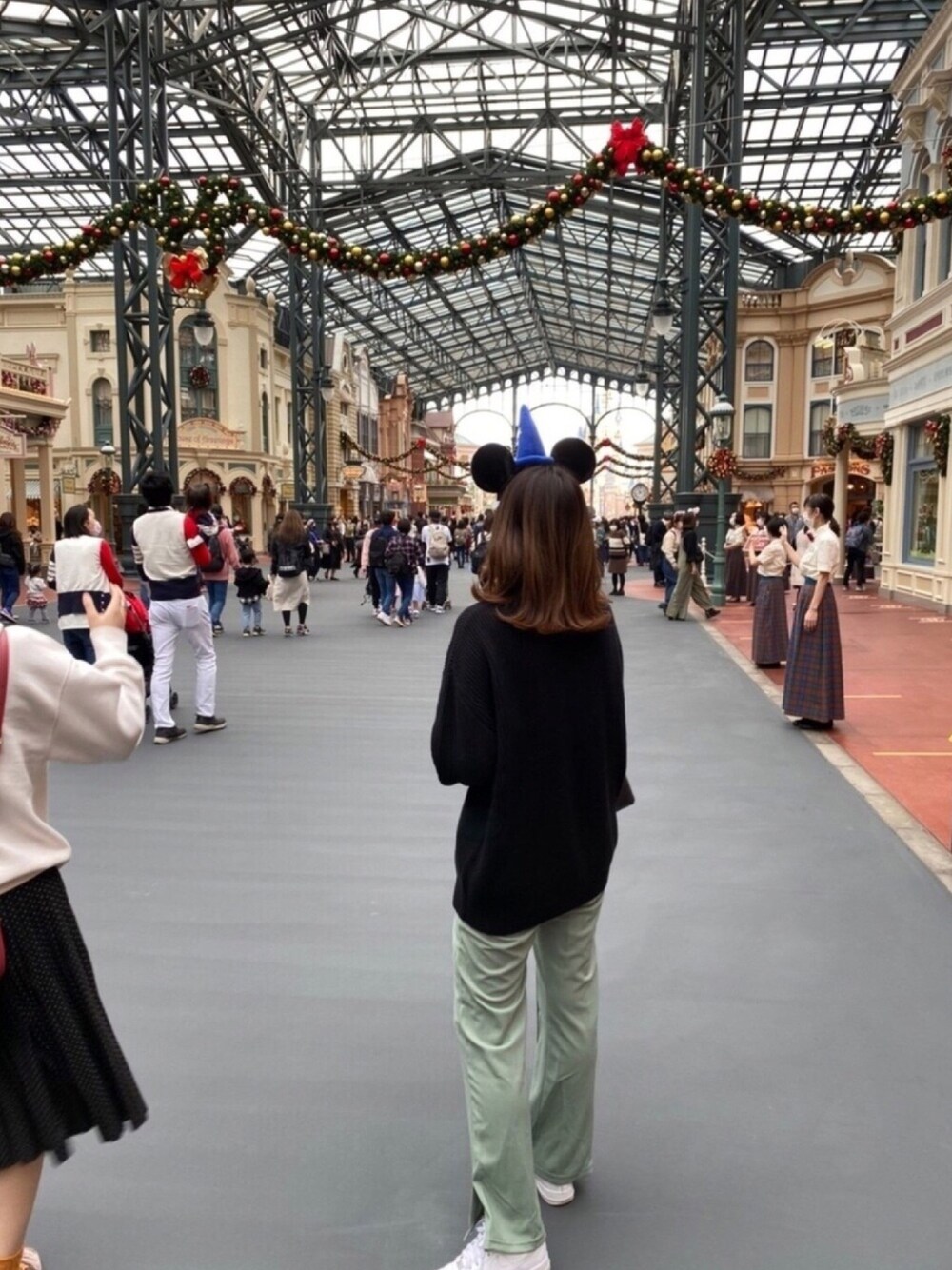 「ディズニーコーデ、秋コーデ、moussy、RETRO GIRL、NIKE、休日スタイル、黒ニット、スラックス、大人コーデ、AF1」｜「MOUSSYのアイテム（ニット/セーター、ブラック系）」を使った、ぴょさん（レディース・162cm）の秋コーディネートの1枚目の写真