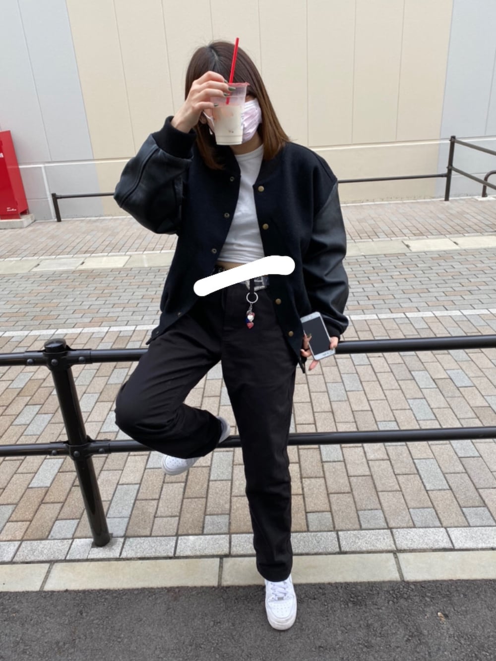 「パンツスタイル、カジュアル、シンプル、モノトーン、スタジャン、ヘソだし、HUMAN MADE、AIR FORCE 1、黒」｜「GUのアイテム（チノパンツ、ブラック系）」を使った、ぴょさん（レディース・162cm）の春コーディネートの1枚目の写真