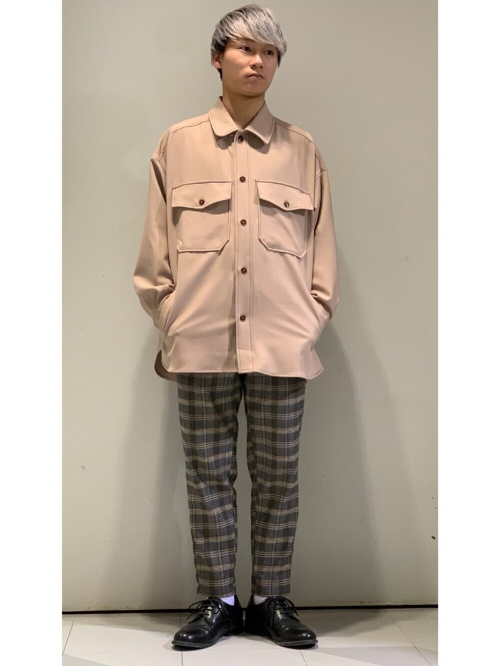ベージュ系のシャツ/ブラウス、グレー系のスラックス、ブラック系のドレスシューズを着用したメンズの冬コーディネートの1枚目の写真