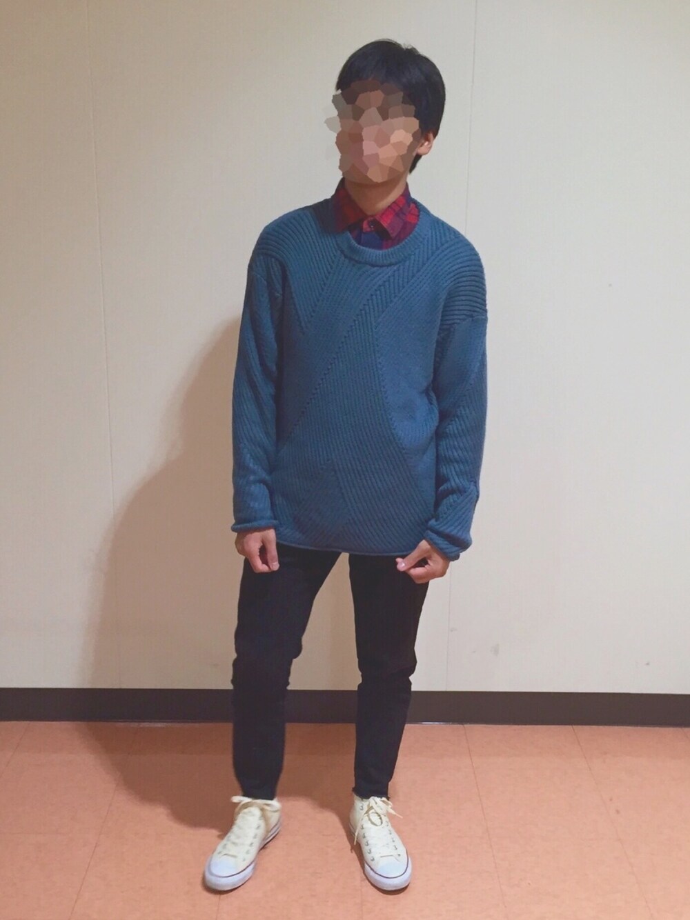 ブルー系のニット/セーター、ブラック系のデニムパンツ、ホワイト系のスニーカーを着用したメンズの秋コーディネートの1枚目の写真