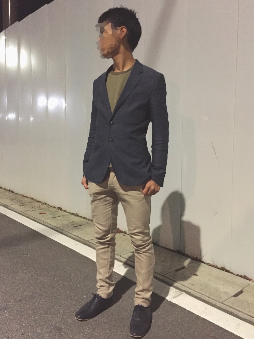 「シンプルコーデ、オトナカジュアル、大人コーデ、ジャケット、おしゃれさんと繋がりたい、ベージュ、革靴、ブルージャケット、冬コーデ、モノトーン」｜「H&Mのアイテム（チノパンツ、ベージュ系）」を使った、Kyaさん（メンズ・173cm）の秋コーディネートの1枚目の写真
