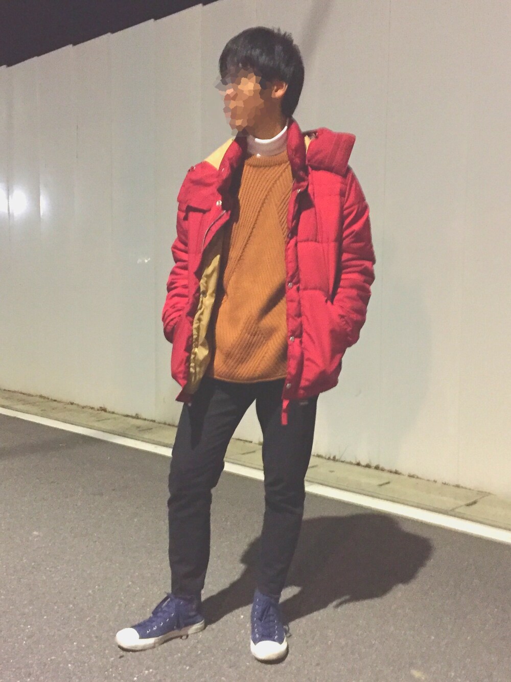 「シンプル、カジュアル、冬、休日スタイル、ダウンジャケット、セーター、コンバース、ブラック、おしゃれさんと繋がりたい、UNIQLO」｜「H&Mのダウンコート（ダウンジャケット/コート、レッド系）」を使った、Kyaさん（メンズ・173cm）の秋コーディネートの1枚目の写真