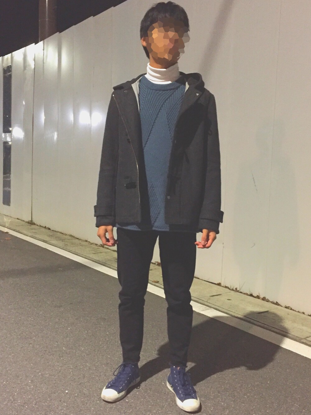 「ダッフルコート、ハイネック、セーター、パンツ、黒、グリーン、白、冬、コンバース、タートルネック」｜「FOREVER 21のデニムパンツ ブラック 黒（デニムパンツ、ブラック系）」を使った、Kyaさん（メンズ・173cm）の冬コーディネートの1枚目の写真