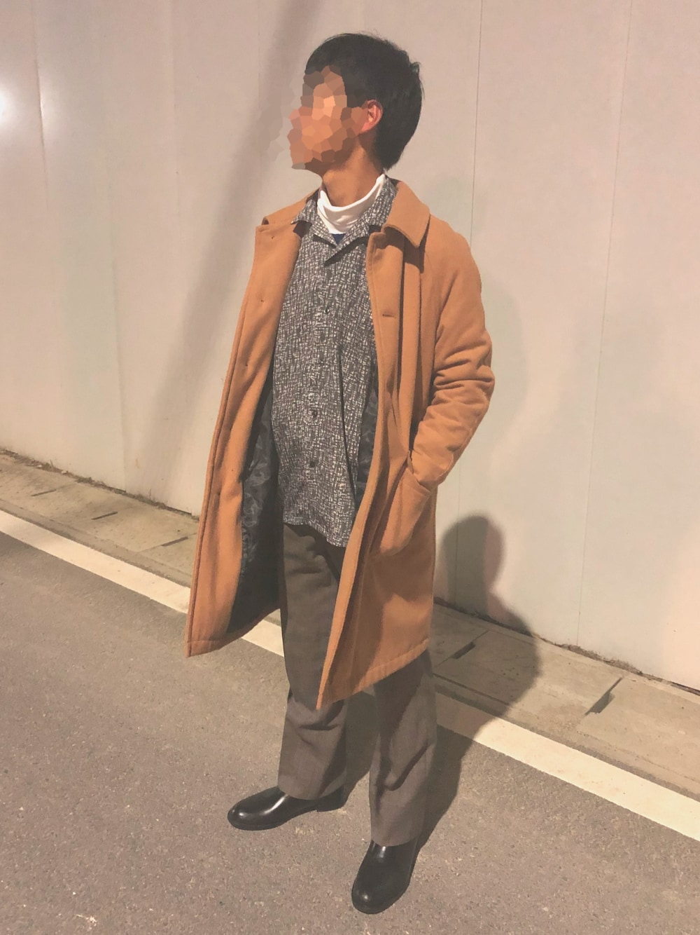 ブラック系のレインシューズ、ベージュ系のスラックス、グレー系のシャツ/ブラウスを着用したメンズの冬コーディネートの1枚目の写真