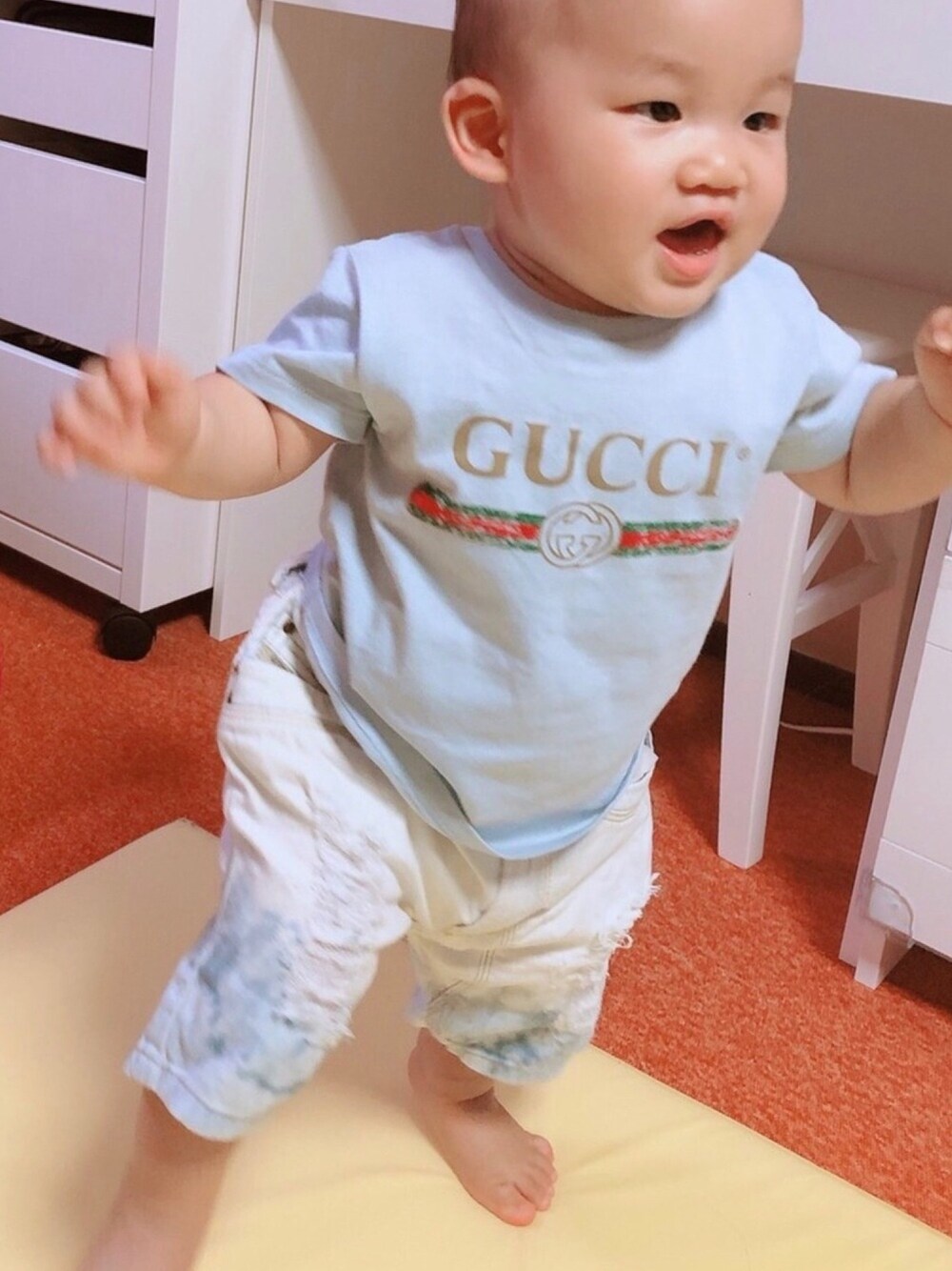 「キッズコーデ、デニムパンツ、Diesel、DIESEL KIDS、GUCCI」｜「GUCCIのアイテム（Tシャツ/カットソー、ブルー系）」を使った、rainbow1003さん（キッズ・80cm）の秋コーディネートの1枚目の写真