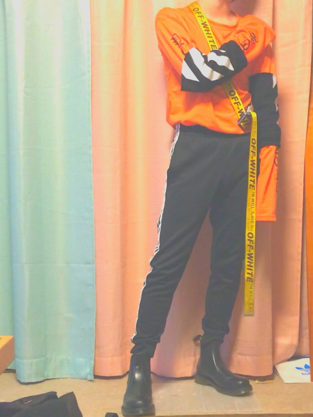 「OFF-WHITE、ドクターマーチン、adidas、古着、リメイク、オレンジ、個性派、ストリート、サイドゴアブーツ、おしゃれさんと繋がりたい」｜「古着のアイテム（Tシャツ/カットソー、オレンジ系）」を使った、Yyさん（メンズ・170cm）の冬コーディネートの1枚目の写真