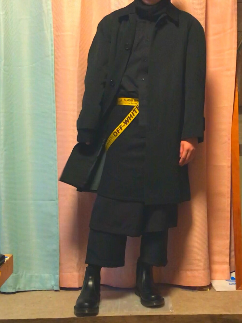 「OFF-WHITE、ドクターマーチン、古着、リメイク、モノトーン、モード、黒、イエロー、サイドゴアブーツ、おしゃれさんと繋がりたい」｜「古着のアイテム（チェスターコート、ブラック系）」を使った、Yyさん（メンズ・170cm）の冬コーディネートの1枚目の写真