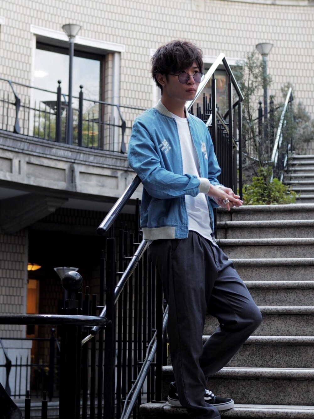 「VANQUISH、渋谷スカジャン、デニム、春コーデ、はるコーデ、スカジャン、シンプル、大人カジュアル、streetstyle」｜「VANQUISHのT/Cフェードデニムスカジャン（スカジャン、ブルー系）」を使った、AYUMUさん（メンズ・175cm）の春コーディネートの1枚目の写真
