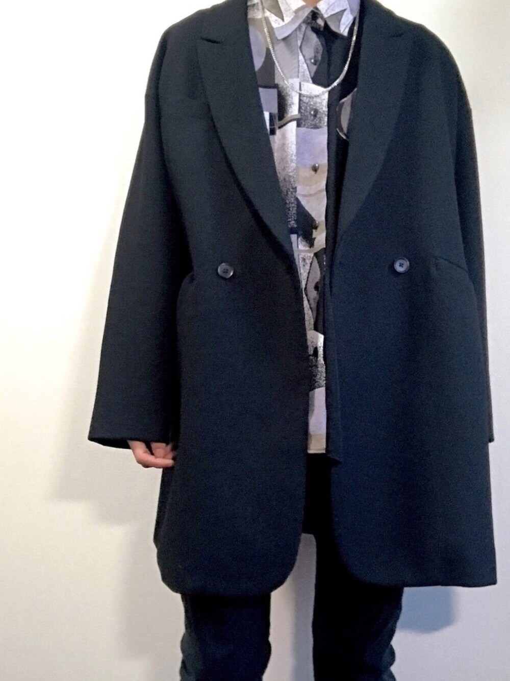 「ビックシルエット、秋、ブラック、モノトーンコーデ、ジャケット、古着、柄シャツ、キレイめ、HARE、いいね、save、フォローお願いします🤑」｜「HAREのオーバーロングジャケット(HARE)（テーラードジャケット、ブラック系）」を使った、かみさんさん（メンズ・171cm）の秋コーディネートの1枚目の写真