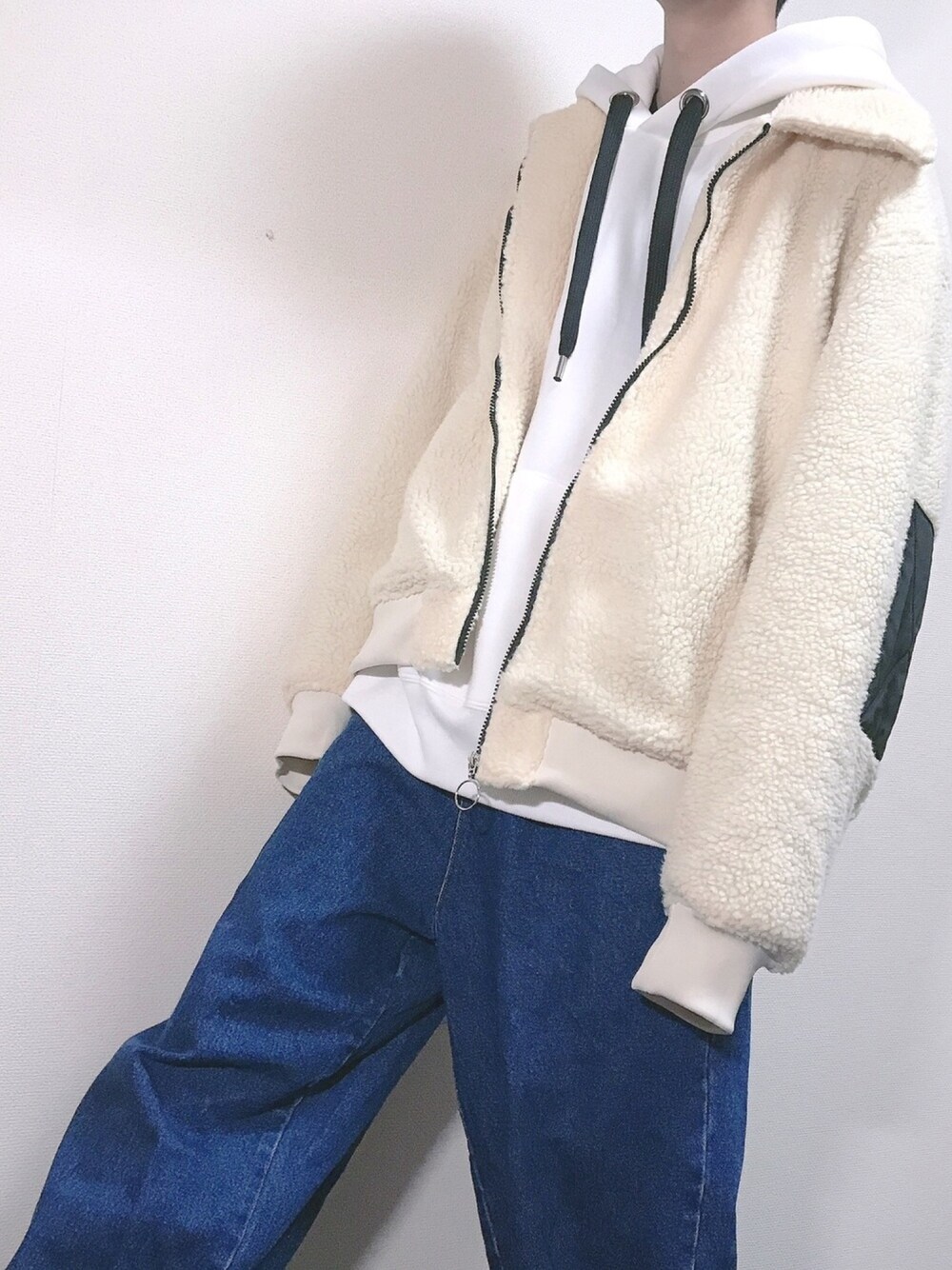 「秋のコーデ、ボアジャケット、ゆるコーデ、パーカー、デニム、ワイドパンツ、いいね、save、フォローお願いします🤑、冬コーデ、シンプル、ストリートコーデ」｜「act'mのact'm ビッグフード オーバーサイズ裾zip付パーカー（パーカー、ホワイト系）」を使った、かみさんさん（メンズ・171cm）の秋コーディネートの1枚目の写真