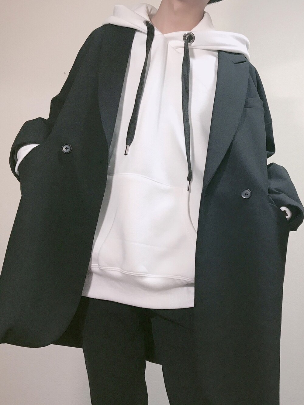 「黒、キレイめ、カジュアル、スキニーデニム、ジャケット、パーカー、冬コーデ、シンプル、ストリートコーデ、いいね、save、フォローお願いします🤑」｜「act'mのact'm ビッグフード オーバーサイズ裾zip付パーカー（パーカー、ホワイト系）」を使った、かみさんさん（メンズ・171cm）の秋コーディネートの1枚目の写真