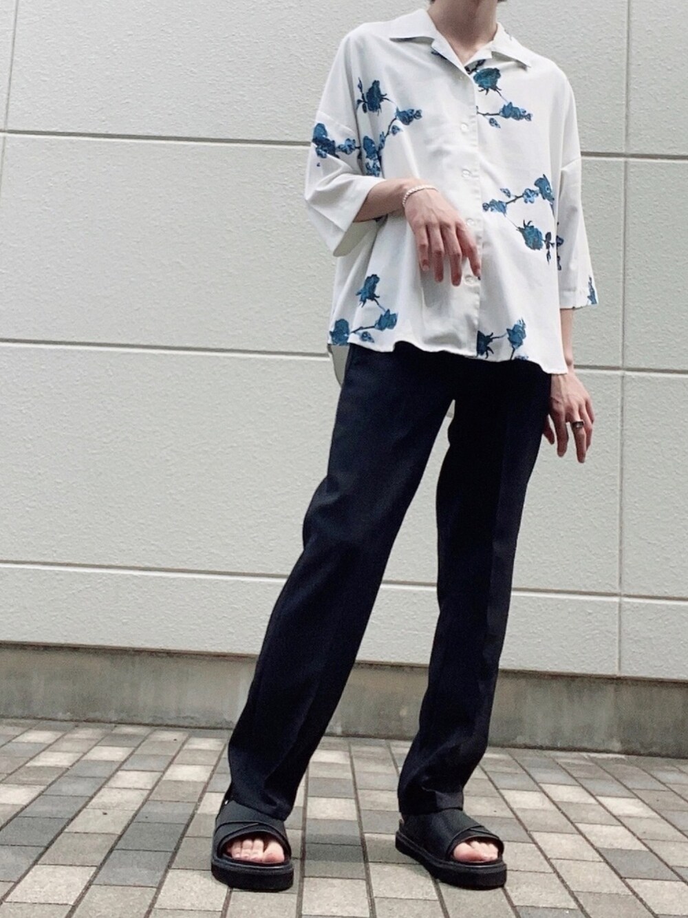 「夏コーデ、ホワイト、おしゃれさんと繋がりたい、ビッグシルエット、HARE、サンダル、スラックス、白シャツ、キレイめ、柄シャツ」｜「INTER FACTORYのファッションインフルエンサー ユウト × INTER FACTORY　ローズフラワーオープンカラービッグシャツ（シャツ/ブラウス、ホワイト系）」を使った、かみさんさん（メンズ・172cm）の夏コーディネートの1枚目の写真