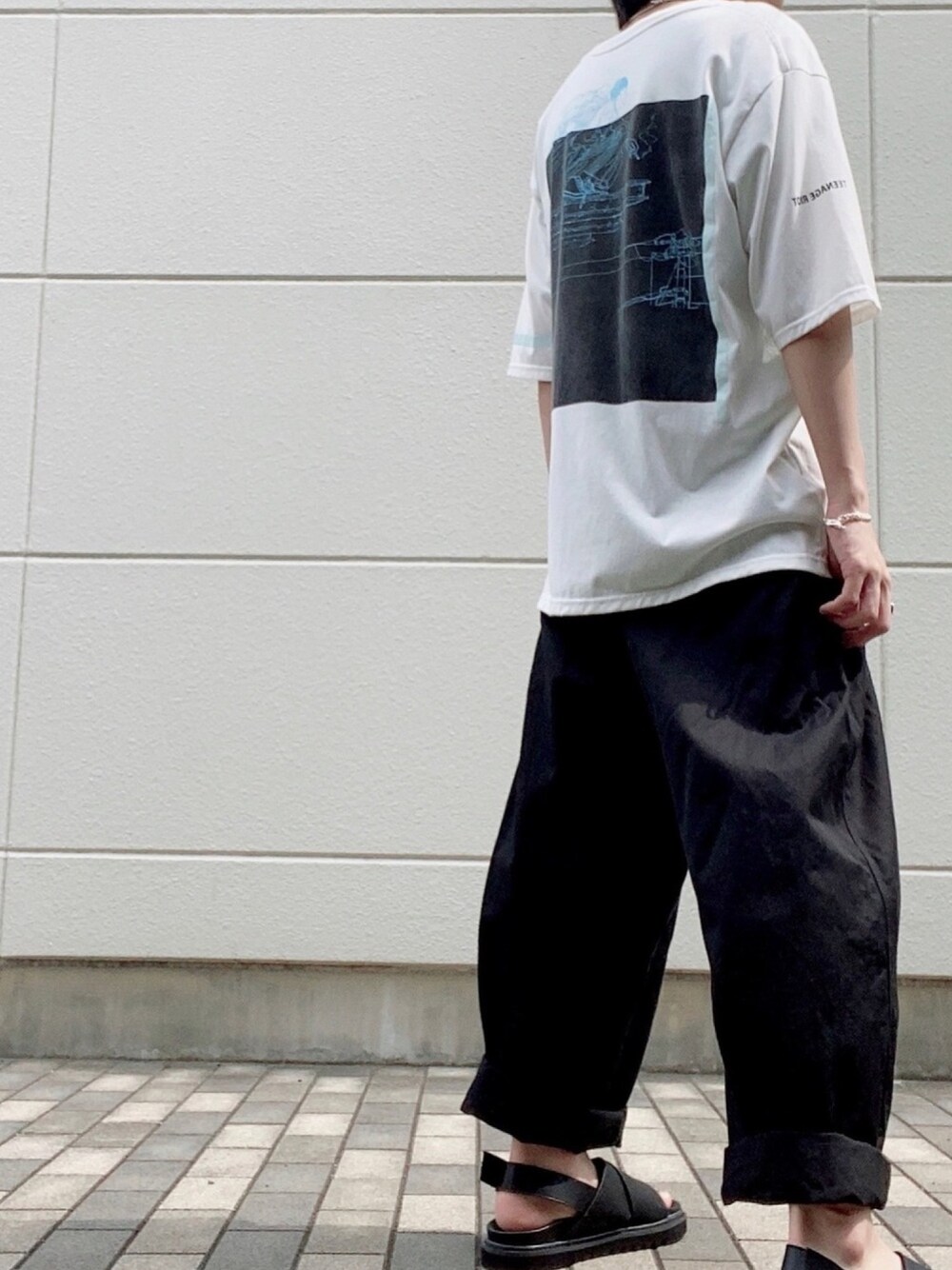 「シンプルコーデ、お洒落さんとつながりたい、いいね、save、フォローお願いします🤑、オーバーサイズ、夏コーデ、黒パンツ、白T、バックプリント、プリントT、summer」｜「米津玄師のアイテム（Tシャツ/カットソー、ホワイト系）」を使った、かみさんさん（メンズ・172cm）の夏コーディネートの1枚目の写真