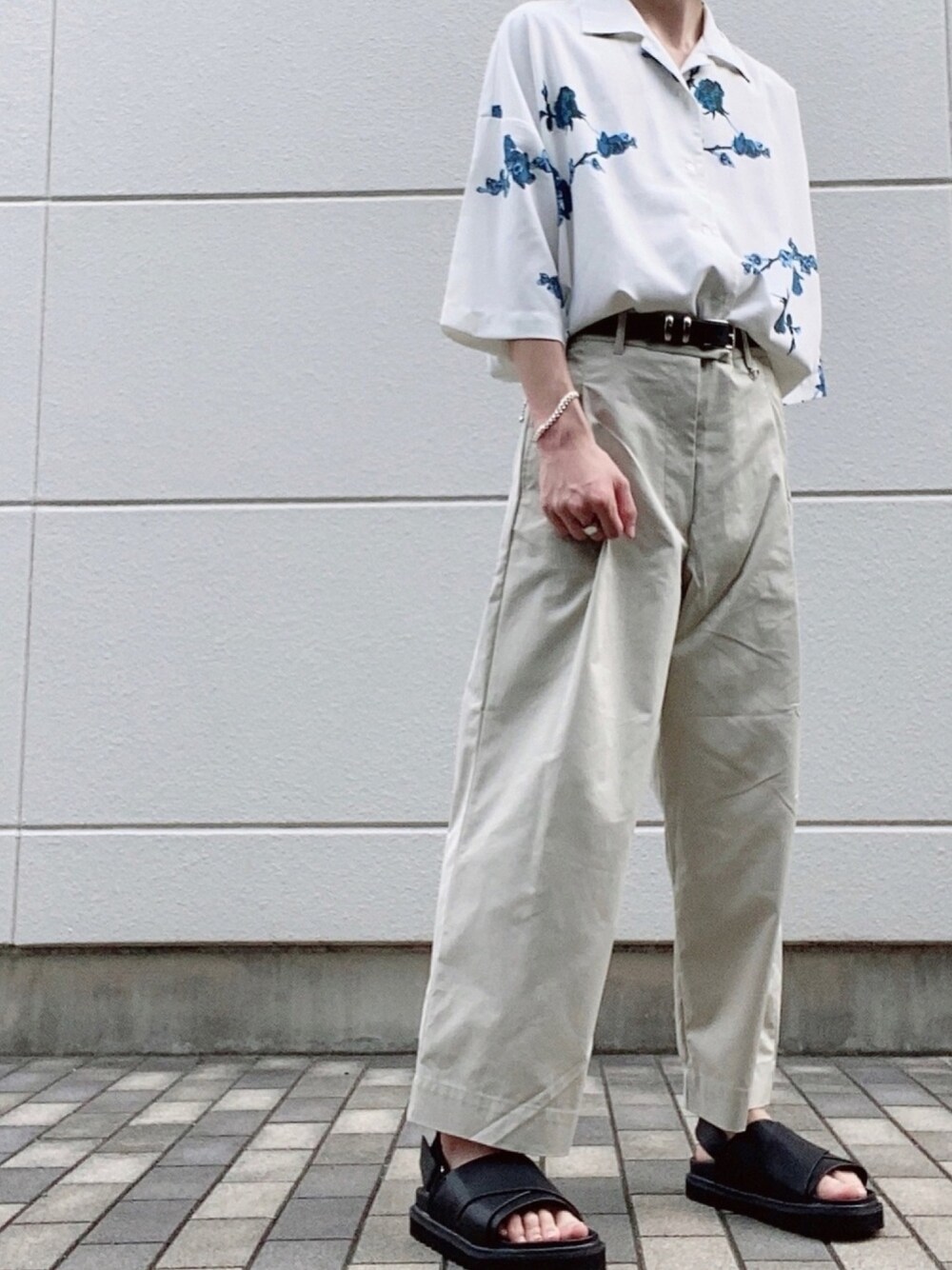 「夏、大人カジュアル、ワイドパンツ、お洒落さんとつながりたい、白パンツ、いいね、save、フォローお願いします🤑、柄シャツ、キレイめ、タックイン、ラフ」｜「INTER FACTORYのファッションインフルエンサー ユウト × INTER FACTORY　ローズフラワーオープンカラービッグシャツ（シャツ/ブラウス、ホワイト系）」を使った、かみさんさん（メンズ・172cm）の夏コーディネートの1枚目の写真