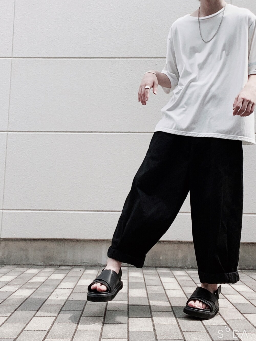 「シンプル、ビッグシルエット、シンプルコーデ、ビッグT、ワイドパンツ、カジュアル、リラックススタイル、おしゃれさんと繋がりたい、夏コーデ、サンダル」｜「米津玄師のアイテム（Tシャツ/カットソー、ホワイト系）」を使った、かみさんさん（メンズ・172cm）の夏コーディネートの1枚目の写真