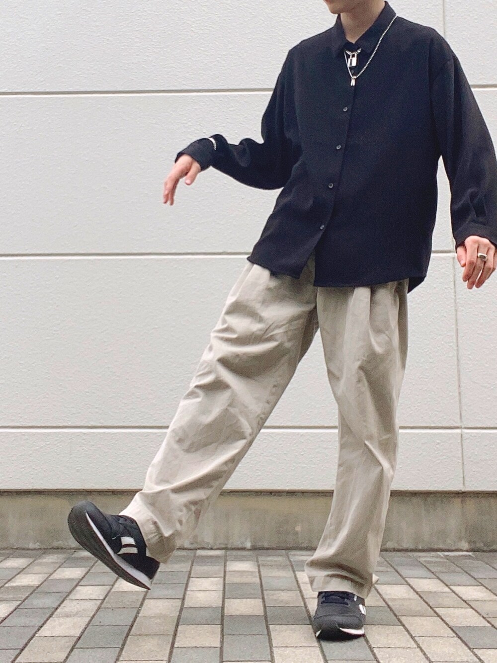 「休日スタイル、ゆるコーデ、おしゃれさんと繋がりたい、春夏コーデ、白パンツ、ブラック、HARE、大人カジュアル、シルバーアクセサリー、きれいめカジュアル」｜「HAREのトロミシャツ(HARE)（シャツ/ブラウス、ブラック系）」を使った、かみさんさん（メンズ・172cm）の夏コーディネートの1枚目の写真