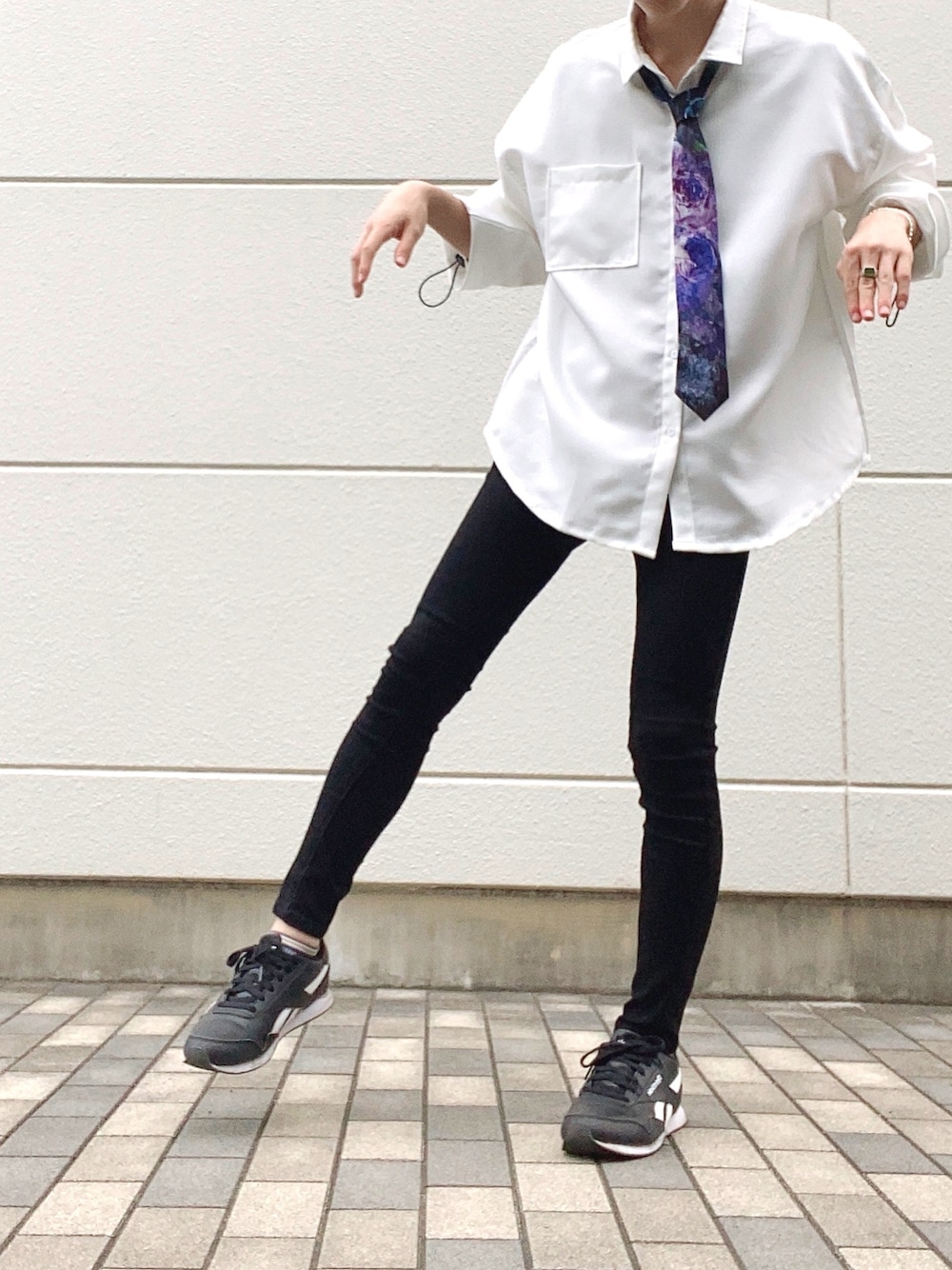 「おしゃれさんと繋がりたい、シンプル、春夏コーデ、キレイめ、ネクタイ、花柄、黒スキニー、白シャツ、シャツ、韓国ファッション」｜「Lui'sのウルトラスキニーパンツ（デニムパンツ、ブラック系）」を使った、かみさんさん（メンズ・172cm）の夏コーディネートの1枚目の写真