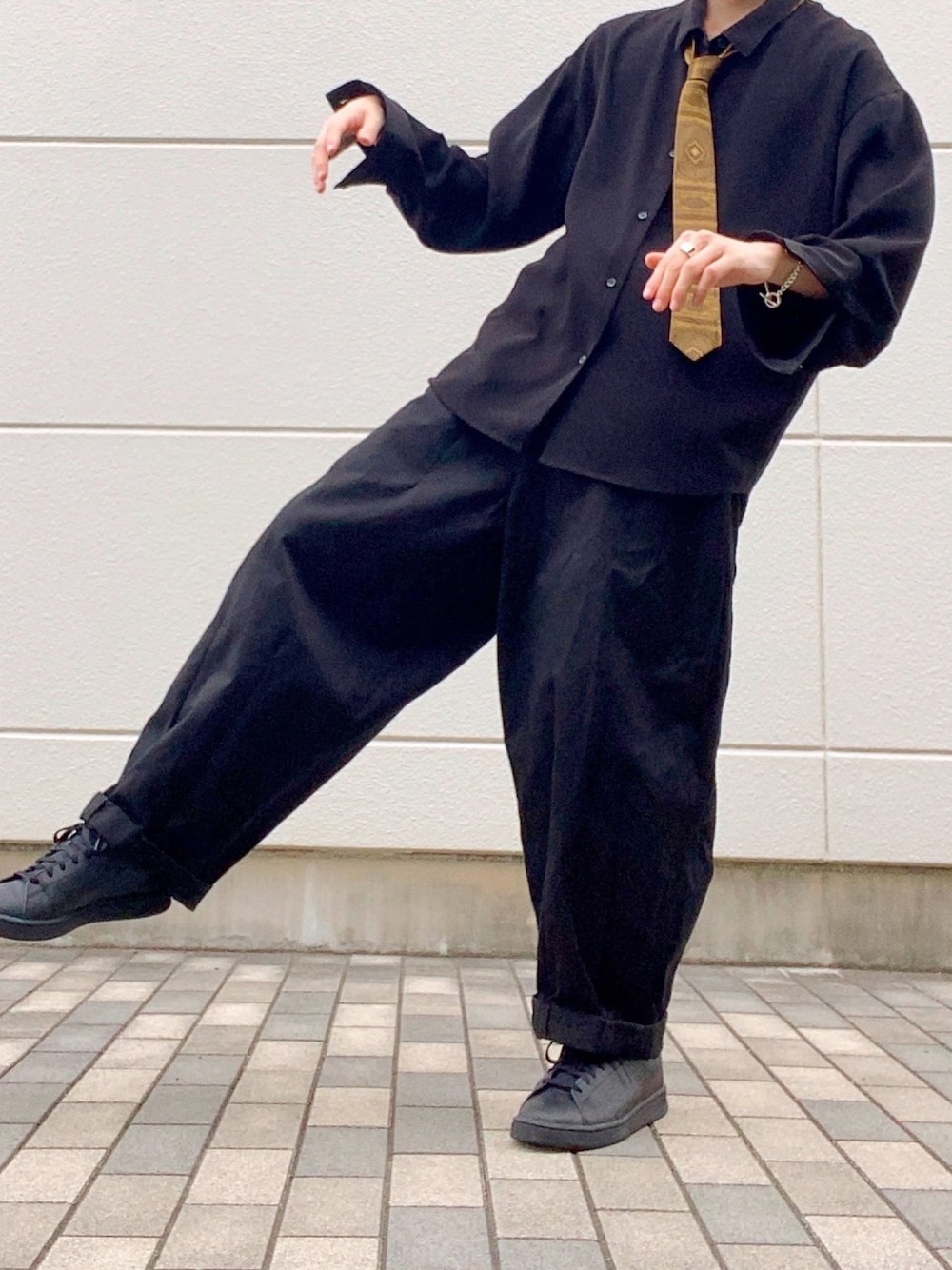 「お洒落さんとつながりたい、ビッグシルエット、オールブラック、春夏コーデ、キレイめ、古着、HARE、adrer、adidas、韓国ファッション」｜「HAREのインダイリング(HARE)（リング、シルバー系）」を使った、かみさんさん（メンズ・172cm）の夏コーディネートの1枚目の写真