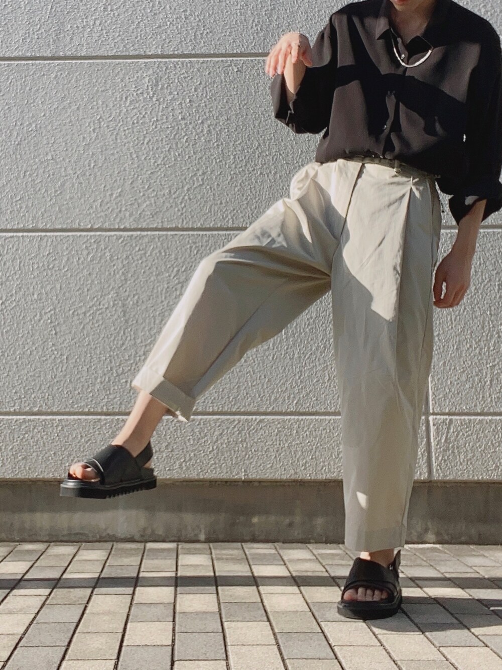 「シンプル、夏コーデ、おしゃれさんと繋がりたい、黒、きれいめカジュアル、ホワイトパンツ、HARE、シルバーアクセサリー、サンダル、キレイめ」｜「HAREのマキシソールクロスサンダル(HARE)（サンダル、ブラック系）」を使った、かみさんさん（メンズ・172cm）の夏コーディネートの1枚目の写真