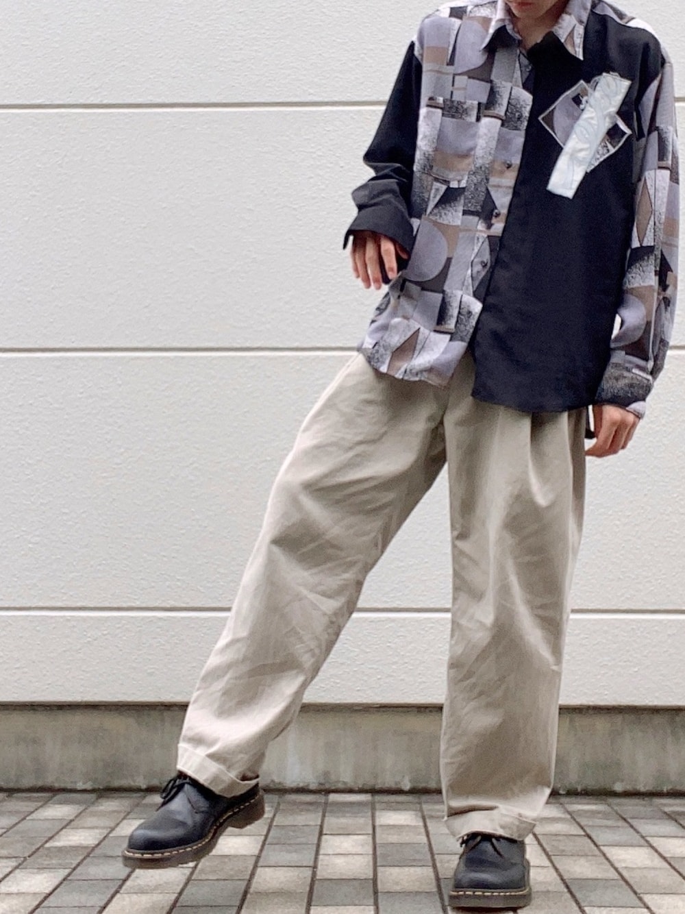 「シャツ好き集まれ、おしゃれさんと繋がりたい、ootd、白パンツ、ベージュ、柄シャツ、古着、ベージュコーデ、Dr.Martens、個性派」｜「usedのアイテム（シャツ/ブラウス、ブラック系）」を使った、かみさんさん（メンズ・172cm）の夏コーディネートの1枚目の写真