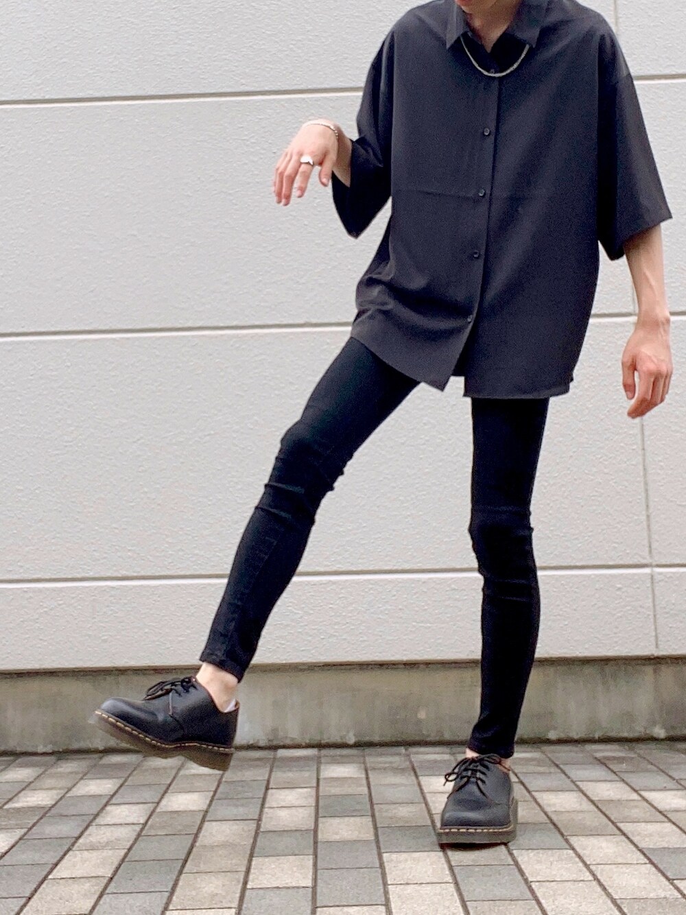 「シャツ好き集まれ、シンプル、ビックシルエット、シャツスタイル、おしゃれさんと繋がりたい、きれいめカジュアル、ブラックコーデ、スキニーデニム、革靴、HARE」｜「HAREのトロミシャツ (HARE)（シャツ/ブラウス、ブラック系）」を使った、かみさんさん（メンズ・172cm）の夏コーディネートの1枚目の写真