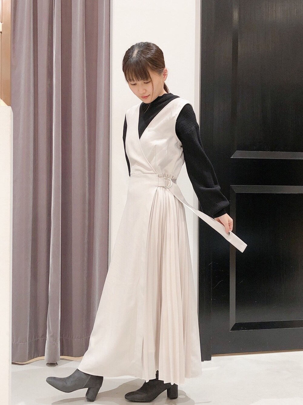 「ジャンスカコーデ、大人ジャンスカ、プリーツ切り替えジャンスカ、冬コーデ、大人かわいい」｜「Te chichi TERRASSEのアイテム（シューズ、グレー系）」を使った、miiiyuiさん（レディース・151cm）の秋コーディネートの1枚目の写真