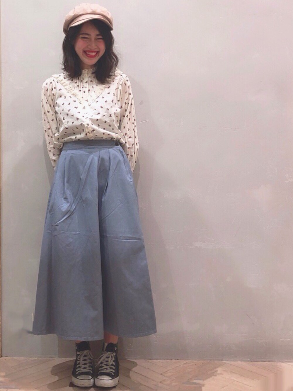 「earth music&ecology、アースミュージック＆エコロジー、春コーデ、花柄ブラウス、チノスカート、マリンキャップ、converse、スニーカー、スニーカーコーデ、ガーリー」｜「earth music&ecologyのマリンキャップ（キャスケット、ピンク系）」を使った、yuki☺︎さん（レディース・165cm）の冬コーディネートの1枚目の写真