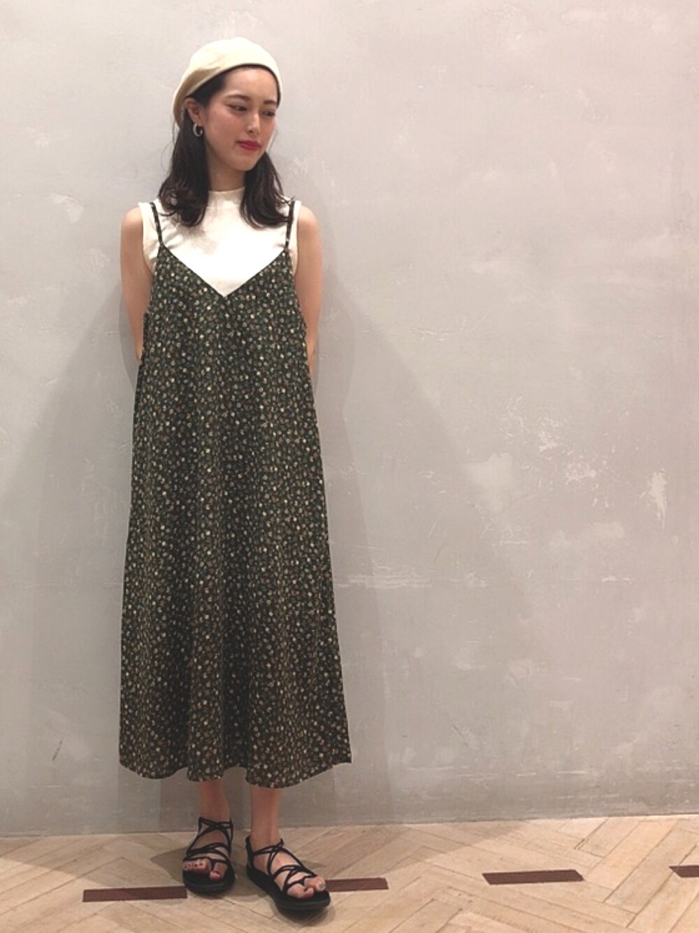 「earth music&ecology、アースミュージック＆エコロジー、夏秋ミックス、カーキ、ワンピース、カジュアルコーデ、ノースリーブ、teva、夏コーデ、夏」｜「earth music&ecologyのデリシャスカラーカットソー(ノースリーブ) ●（Tシャツ/カットソー、ホワイト系）」を使った、yuki☺︎さん（レディース・165cm）の夏コーディネートの1枚目の写真