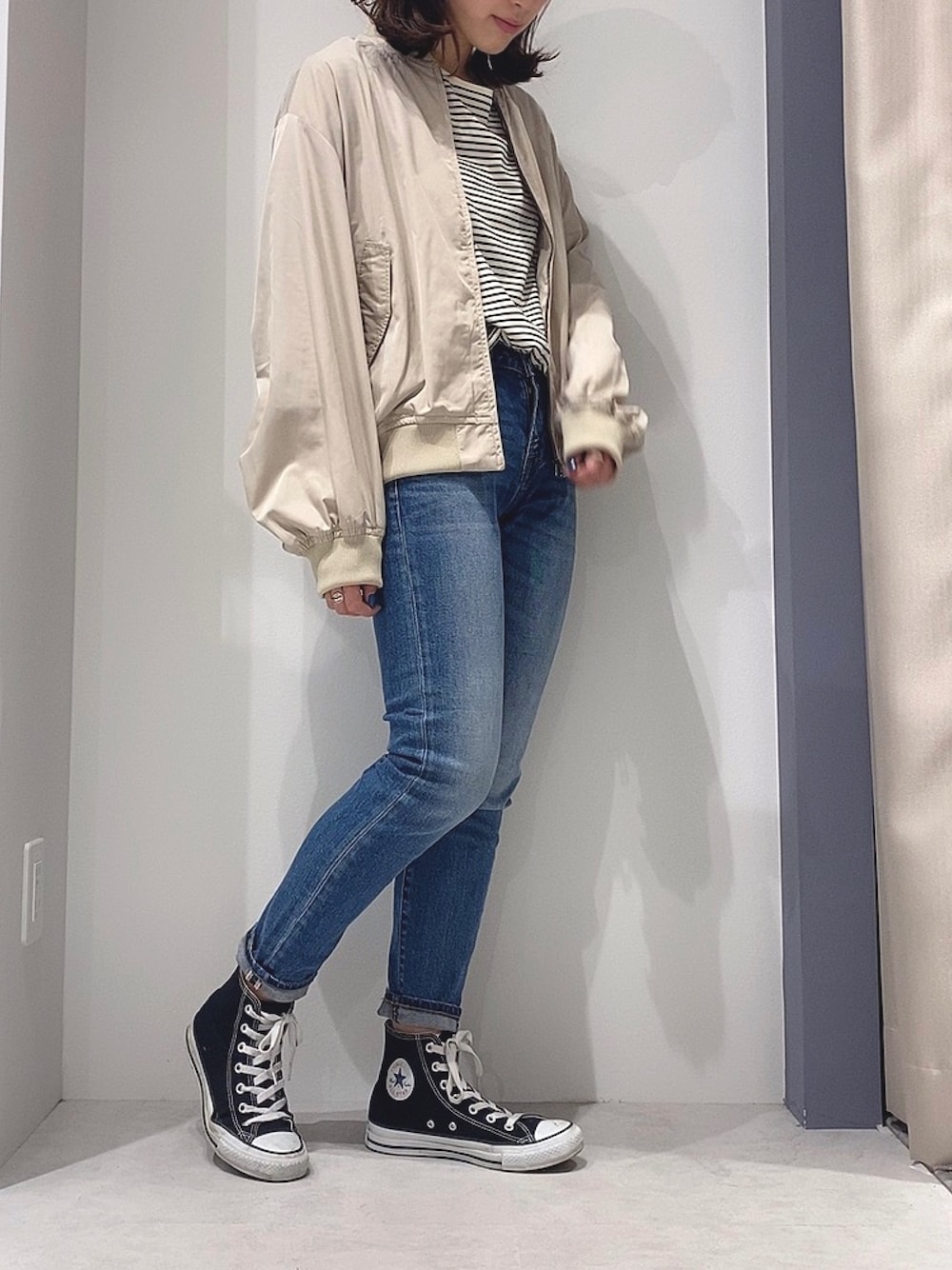 その他のTシャツ/カットソー、ベージュ系のブルゾン、その他のデニムパンツを着用したレディースの春コーディネートの1枚目の写真