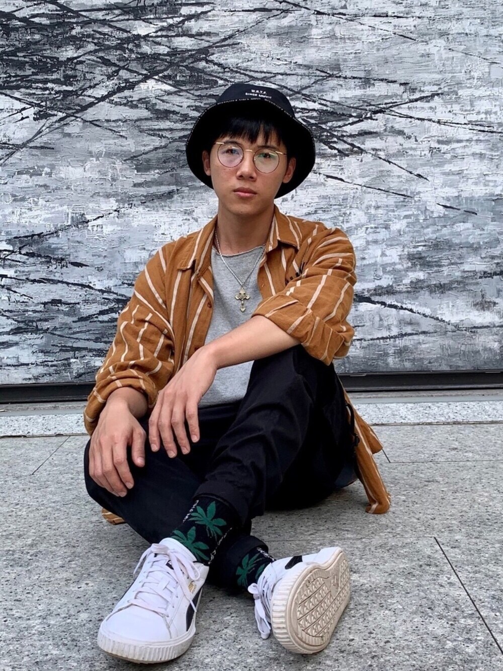 「ootd、街頭穿搭、工裝褲、秋、漁夫帽、yellow」｜「PUMAのアイテム（スニーカー、ホワイト系）」を使った、jimmy さん（メンズ・169cm）の秋コーディネートの1枚目の写真