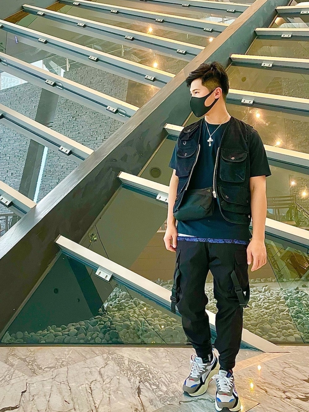 「口罩、ootd、black、街頭穿搭、故宮南院」｜「northfaceのアイテム（ショルダーバッグ、ブラック系）」を使った、jimmy さん（メンズ・169cm）の冬コーディネートの1枚目の写真