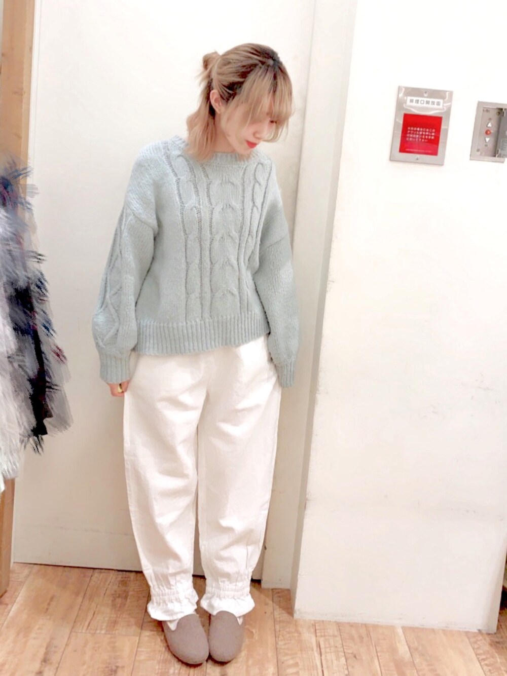 グリーン系のニット/セーター、ホワイト系のその他パンツ、ベージュ系のローファーを着用したレディースの冬コーディネートの1枚目の写真