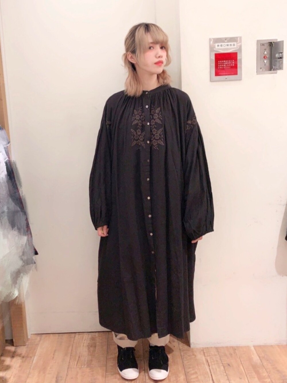 ブラック系のワンピース、ブラック系のスニーカー、ベージュ系のその他パンツを着用したレディースの冬コーディネートの1枚目の写真