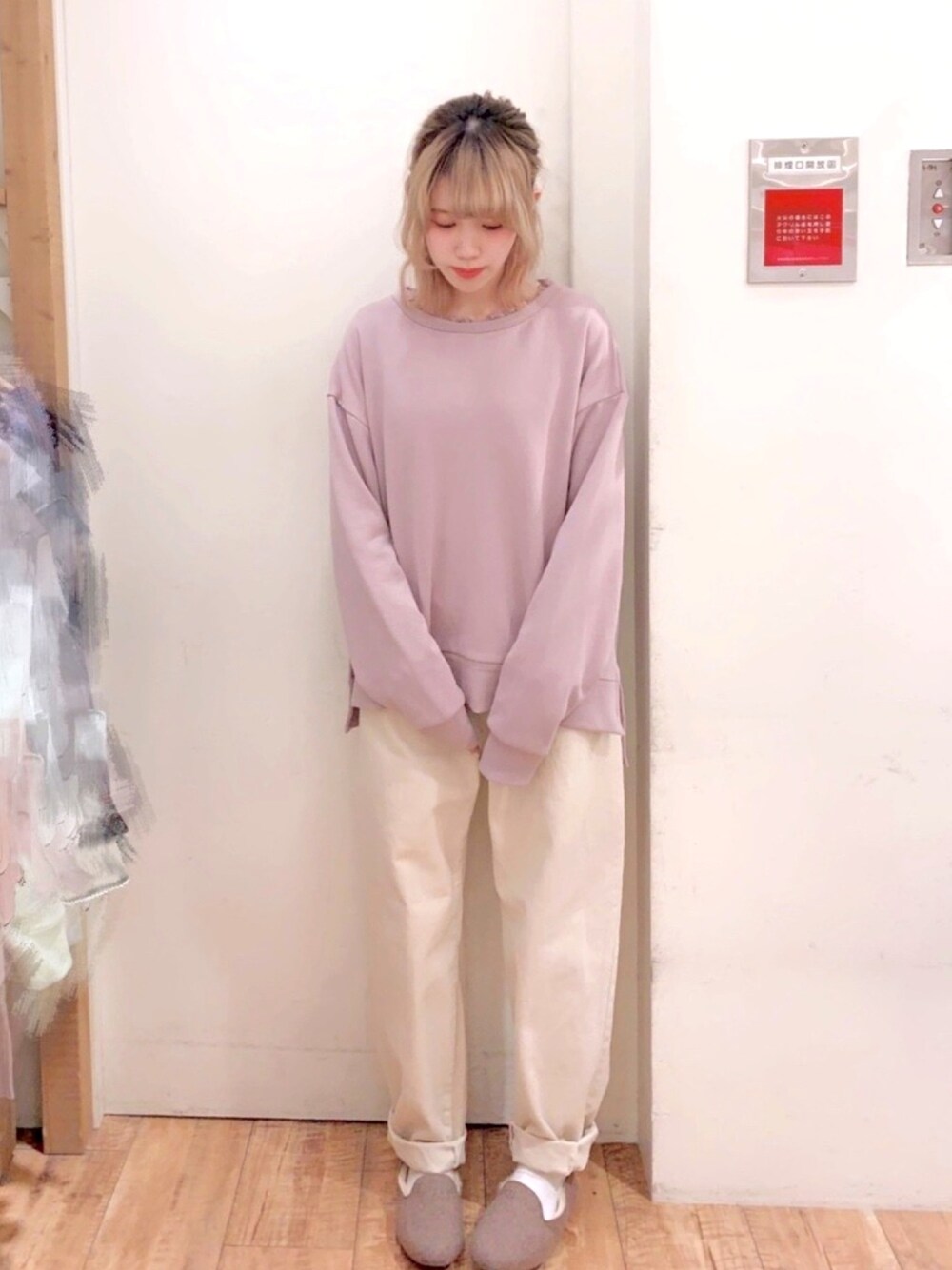 パープル系のTシャツ/カットソー、ベージュ系のその他パンツ、ベージュ系のローファーを着用したレディースの冬コーディネートの1枚目の写真