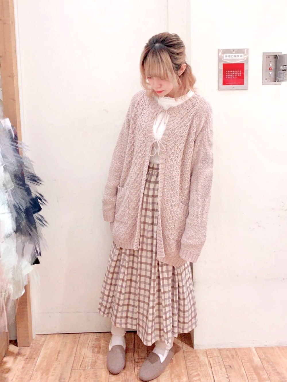 ベージュ系のニット/セーター、ホワイト系のTシャツ/カットソー、ベージュ系のローファーを着用したレディースの冬コーディネートの1枚目の写真