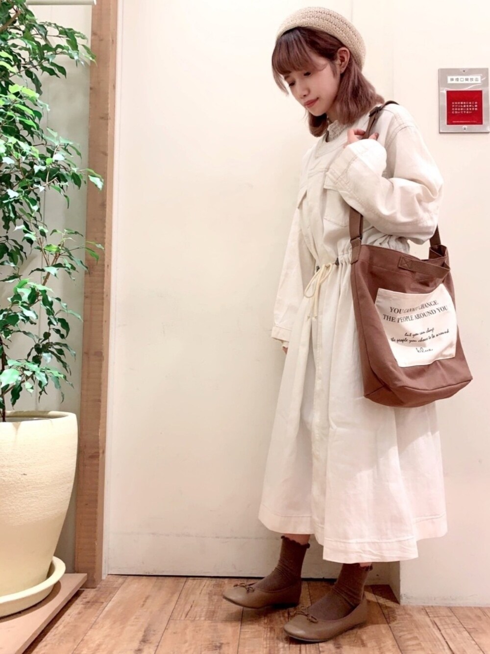 ホワイト系のその他アウター、ブラウン系のショルダーバッグ、ブラウン系のバレエシューズを着用したレディースの冬コーディネートの1枚目の写真