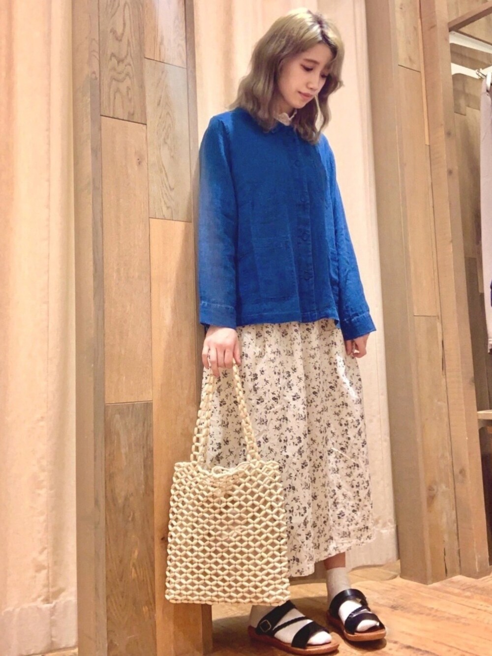 ホワイト系のスカート、ブルー系のその他アウター、ホワイト系のトートバッグを着用したレディースの春コーディネートの1枚目の写真