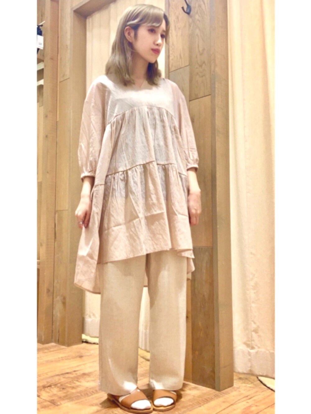 ベージュ系のシャツ/ブラウス、ホワイト系のその他パンツ、イエロー系のサンダルを着用したレディースの夏コーディネートの1枚目の写真