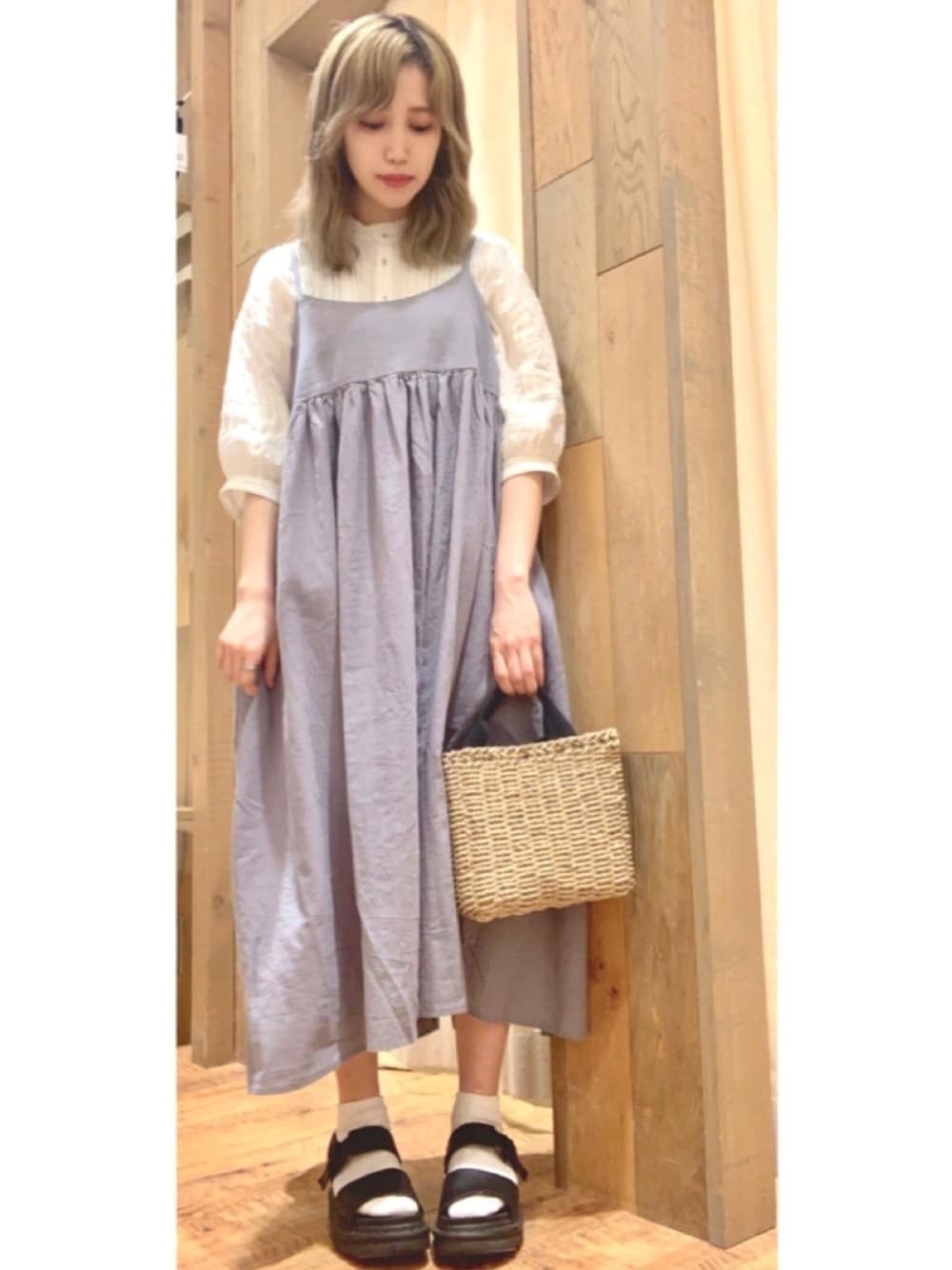 ブルー系のワンピース、ホワイト系のシャツ/ブラウス、ブラック系のショルダーバッグを着用したレディースの夏コーディネートの1枚目の写真