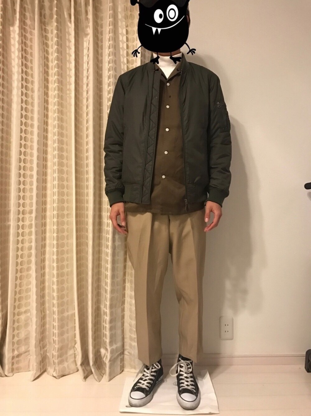 「カーキ、春コーデ、スラックス、冬コーデ、ミリタリー、MA-1、コンバース、ワイドパンツ、ユニクロ、オープンカラーシャツ」｜「417 EDIFICEのナカワタキルトMA-1（MA-1、グリーン系）」を使った、ぱんでぃーさん（メンズ・174cm）の春コーディネートの1枚目の写真