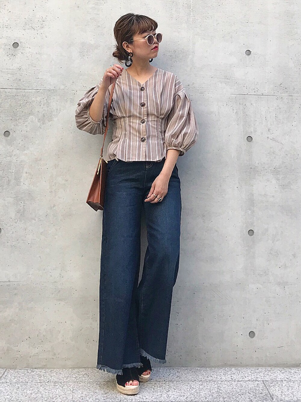 「ブラウス、ボリューム袖、ストライプ、リネン、デニム、デニムパンツ、ワイドパンツ、きりっぱなし、ショルダーバッグ、archives」｜「archivesのマルチストライプ前開きタックブラウス（シャツ/ブラウス、ベージュ系）」を使った、MEGUさん（レディース・157cm）の夏コーディネートの1枚目の写真