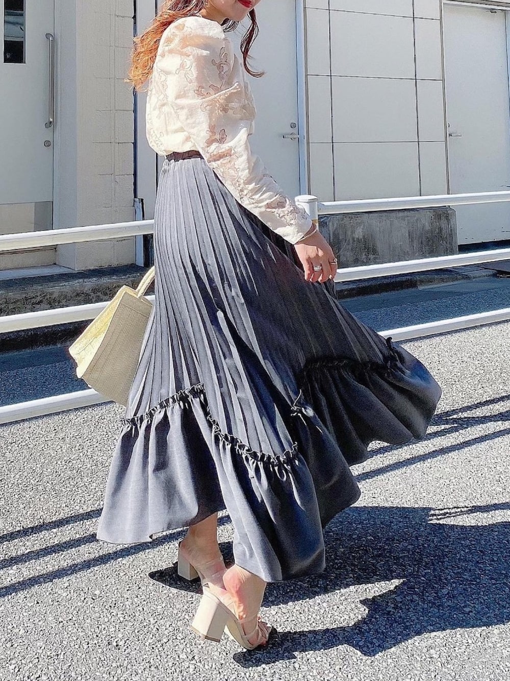 「シンプルコーデ、きれいめカジュアル、オトナ女子、淡色コーデ、ガーリー、プリーツスカート、レーストップス、ティアードスカート、クリアサンダル、ブラウス」｜「archivesのフロントギャザーレースブラウス（シャツ/ブラウス、ベージュ系）」を使った、MEGUさん（レディース・157cm）の春コーディネートの1枚目の写真