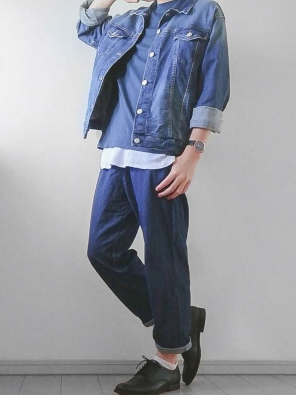 ブルー系のパンツ、ホワイト系のトップス、ブルー系のTシャツ/カットソーを着用したメンズの春コーディネートの1枚目の写真