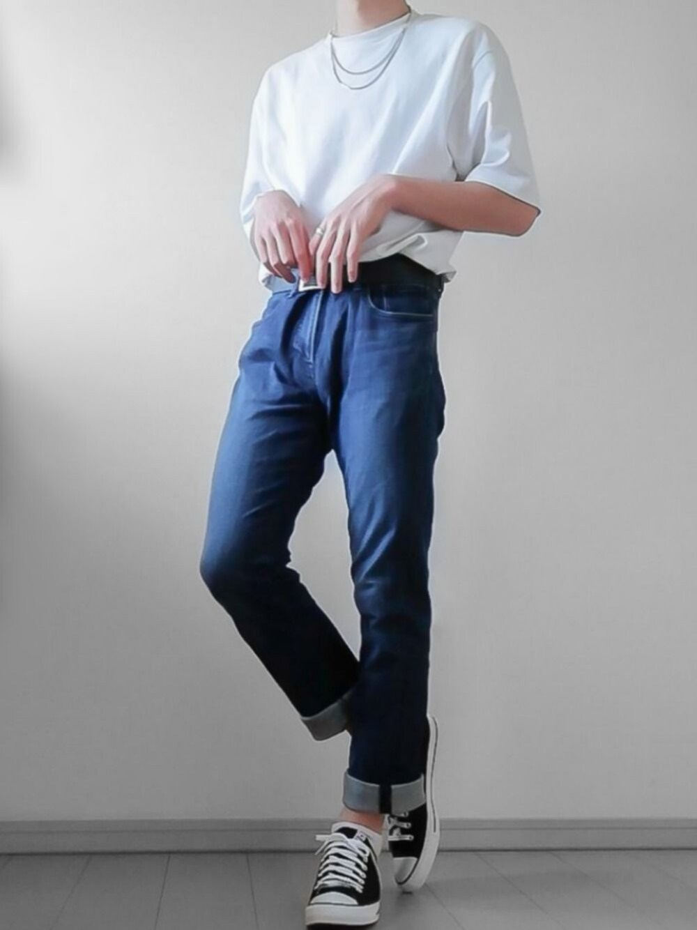 「シンプル、プチプラ、ホワイト、タックイン、低身長、韓国ファッション、デニム、夏コーデ、白Tシャツ、シルバーアクセサリー」｜「KUUUPYのKUUUPY - 4wayサージカルステンレスネックレス（ネックレス、シルバー系）」を使った、Keiさん（メンズ・177cm）の春コーディネートの1枚目の写真