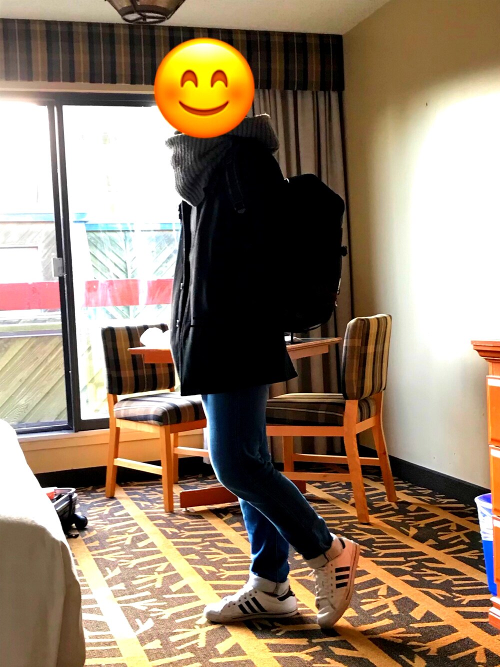 「修学旅行」｜「SOYOUSのアイテム（ステンカラーコート、ブラック系）」を使った、まりんさん（メンズ・175cm）の春コーディネートの1枚目の写真