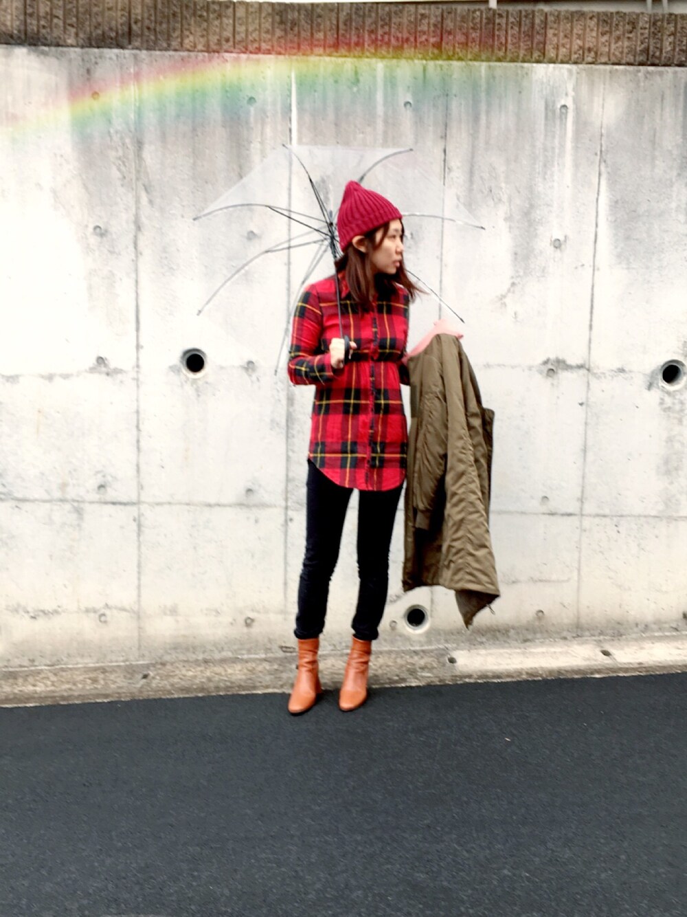 「カジュアル、ブラック、ブーツ、チェックシャツ、ニットキャップ、雨の日コーデ、ootd、フォローミー」｜「GUのアイテム（ブルゾン、グリーン系）」を使った、mi_richaさん（レディース・160cm）の冬コーディネートの1枚目の写真