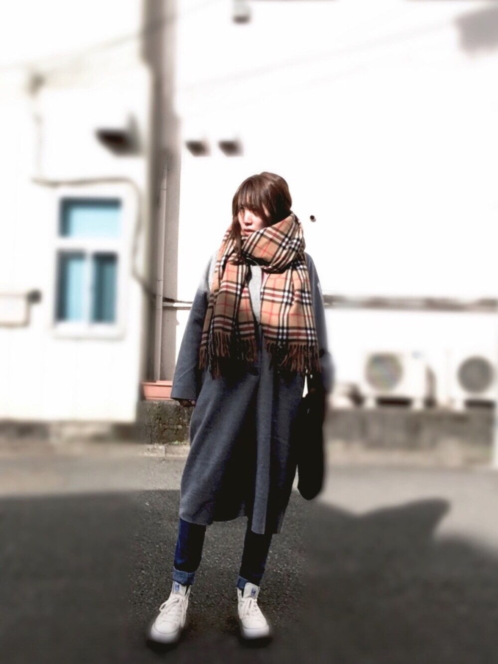 「ラフ、休日スタイル、denim、casual、コンバース、outfit、ootd、シンプル、スプリングSENSEOFPLACE」｜「OZOCのアイテム（チェスターコート、グレー系）」を使った、mi_richaさん（レディース・160cm）の冬コーディネートの1枚目の写真